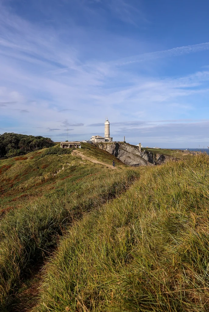 Entorno natural con el Faro de Cabo Mayor de fondo